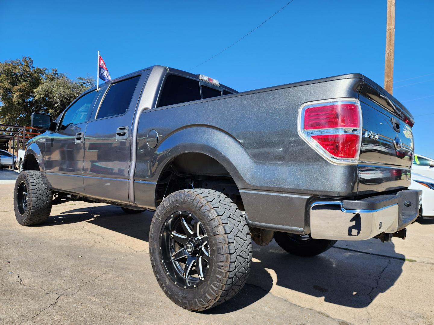 2014 GRAY Ford F-150 XLT SuperCrew (1FTEW1CM4EF) with an 3.7L V6 DOHC 24V engine, 6-Speed Automatic transmission, located at 2660 S.Garland Avenue, Garland, TX, 75041, (469) 298-3118, 32.885551, -96.655602 - Welcome to DallasAutos4Less, one of the Premier BUY HERE PAY HERE Dealers in the North Dallas Area. We specialize in financing to people with NO CREDIT or BAD CREDIT. We need proof of income, proof of residence, and a ID. Come buy your new car from us today!! This is a very well cared for 2014 FO - Photo#5